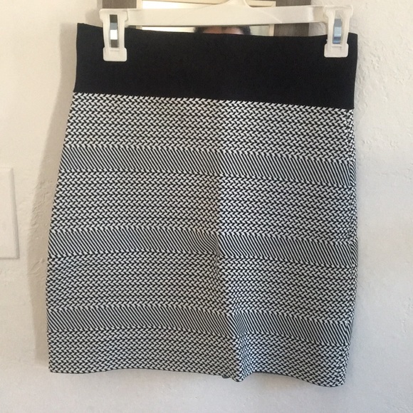 BCBG black & white super stretch mini skirt sizeM - Picture 1 of 5